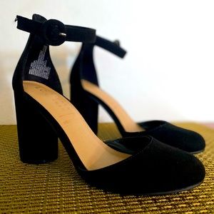 Lauren Conrad black velvet chunky heel NWOT